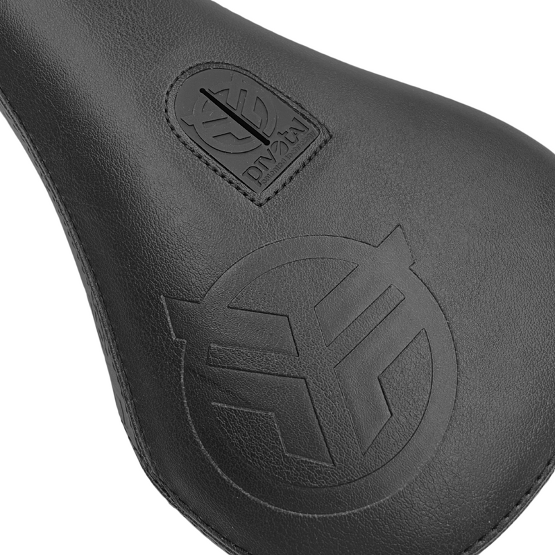 ASIENTO FEDERAL DEBOSSED LOGO PIVOTAL NEGRO